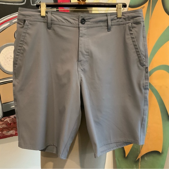 O'Neill Men's Charcoal Flat Front Shorts - Picture 1 of 3